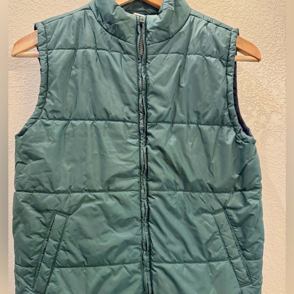 Forest Green Puffer vest. boys size 7-8 Lightweight. Excellent like new cond